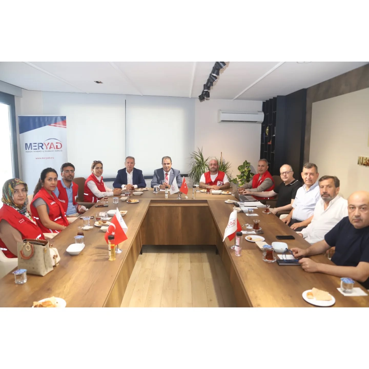 Mersin Ekonomi Zirvesi-2025 Basın Toplantısı, Mersin Valimiz Sayın Atilla Toros'un başkanlığında Suphi Öner Öğretmenevi'nde gerçekleştirildi. Mersin Ekonomi Platformu'na bağlı dernek başkanlarının katılımıyla gerçekleşen toplantıda derneğimizi başkanımız Hasan Hüseyin İpek temsil etti.