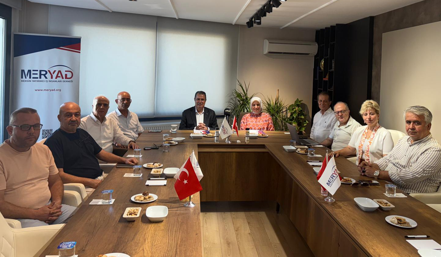 Mersin İl Milli Eğitim Müdürümüz Sn. Fazilet DURMUŞ, derneğimizi ziyaret ettiler. Özellikle aranan eleman konusu ve meslek liseleri hakkında karşılıklı görüş alışverişinde bulunuldu. Başkanımız ziyaretten duyduğu memnuniyeti dile getirirken, derneğimiz tarafından geçmiş dönemde başlatılan ve halen yürütülen Yalın Üretimin Yaygınlaştırılması Projesi'ne verdiği destekten dolayı konuğumuza teşekkür plaketi takdim etti. Bu projenin gerçekleşmesinde büyük emekleri olan başkan yardımcımız Hatice İğde'ye derneğimiz adına verilen plaketin ardından, konuğumuz Sn. Fazilet DURMUŞ, derneğimiz adına başkanımız Hasan Hüseyin İPEK'e hediyesini takdim etti.