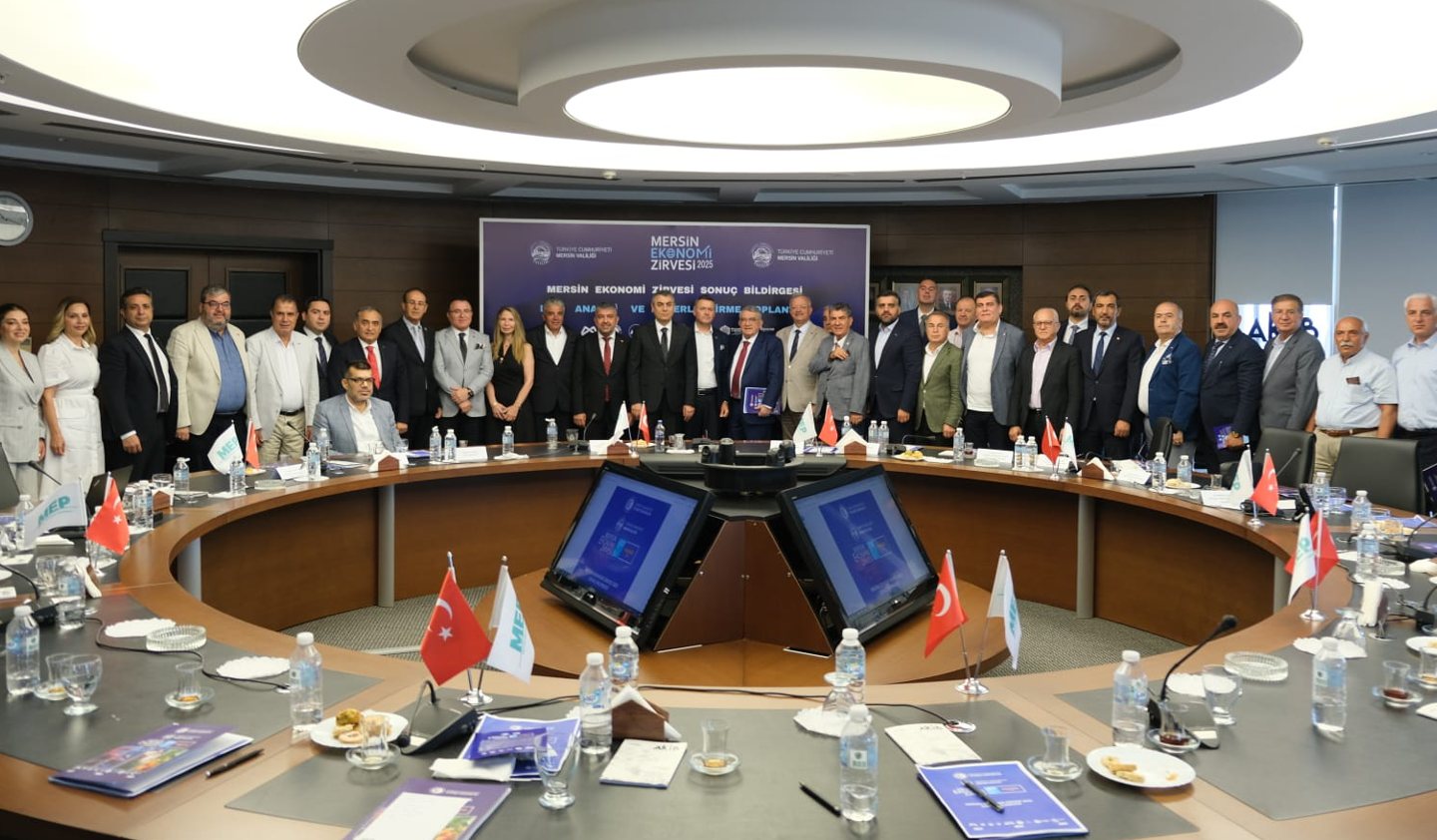 Mersin Valimiz Sn. Atilla Toros başkanlığında gerçekleşen Mersin Ekonomi Zirvesi Sonuç Bildirgesi konulu kapanış toplantısına Oda başkanları, Mersin Ekonomi Platformu üyesi kuruluşların başkanları ile derneğimizi temsilen başkanımız Hasan Hüseyin İpek katılım sağlamıştır.