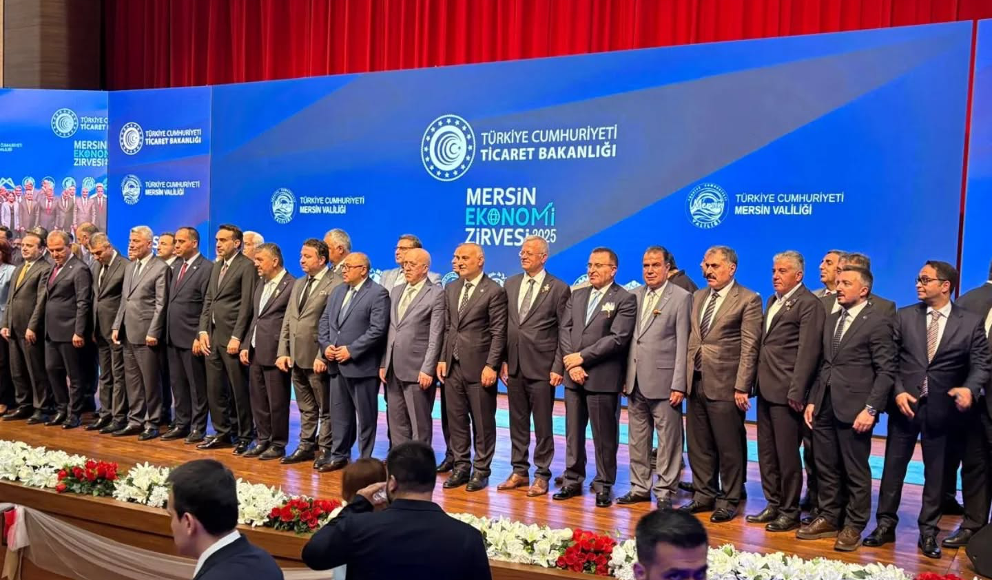 Mersin Ekonomi Zirvesi 2025 bugün yoğun bir katılımla gerçekleşti. Başkanımız Hasan Hüseyin İpek, Onursal Başkanımız Coşkun Doğmuş, başkan yardımcımız Hatice İğde, Genel Sekreterimiz Serdar Helvacı, yönetim kurulu üyelerimiz Sabit Ahmetler ve Emin Gökalp Öz'ün katılımlarıyla gerçekleşen etkinlikte yapılan konuşmaların ardından Ticaret Bakanımız Prof. Dr. Ömer BOLAT standımızı ziyaret etti. Başkanımız Hasan Hüseyin İpek, Kümelenmiş Organize Sanayi Bölgeleri ve Çukurova Bölgesel Fuar Alanı Önerisi adlı kitapçıklar ile yine derneğimiz tarafından hazırlanan Atatürk'ün Mersin Ziyaretleri kitabını Bakanımıza takdim etti. Koordinatörlüğünde Yönetim Kurulu Başkan Yardımcımız Kemal Kaçmaz'ın ve organizasyonunda Yönetim Kurulu üyemiz Didem Yapar Pektaş'ın büyük emekleri olan etkinlikte bilim kurulu üyemiz Prof. Dr. İlhan Ege'de yer aldı.