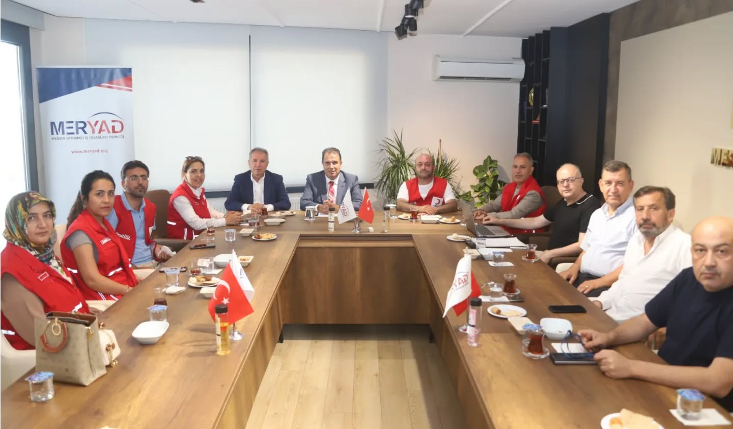 Kızılay Mersin Şube Başkanı Sn. Lütfi Parıltı ve beraberindeki heyet derneğimizi ziyaret ettiler. Kızılay'ın faaliyetleri hakkında bilgiler aldık. Sn. Parıltı'ya ve beraberindeki heyete ziyaretlerinden dolayı teşekkür ederiz.