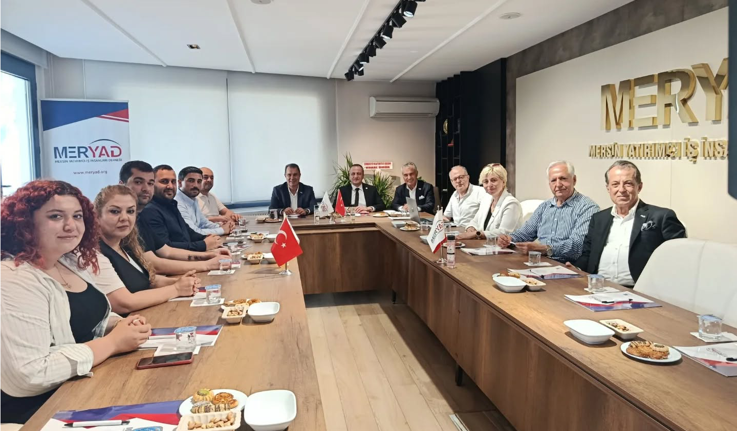 CHP Mersin İl Başkanı Sn. Koral ÖMÜR ve beraberindeki heyet derneğimizi ziyaret ettiler. Başta Hasan Hüseyin İpek başkanımız olmak üzere görev alan yönetim kurulu üyelerine başarılar dileyen konuğumuz ile Mersinimizin sorunlarını konuştuk. Ziyaretten duyduğu memnuniyeti dile getiren başkanımız ve üyelerimiz şehrimizde yaşanan sıkıntılar hakkında konuğumuza sorularını ilettiler.