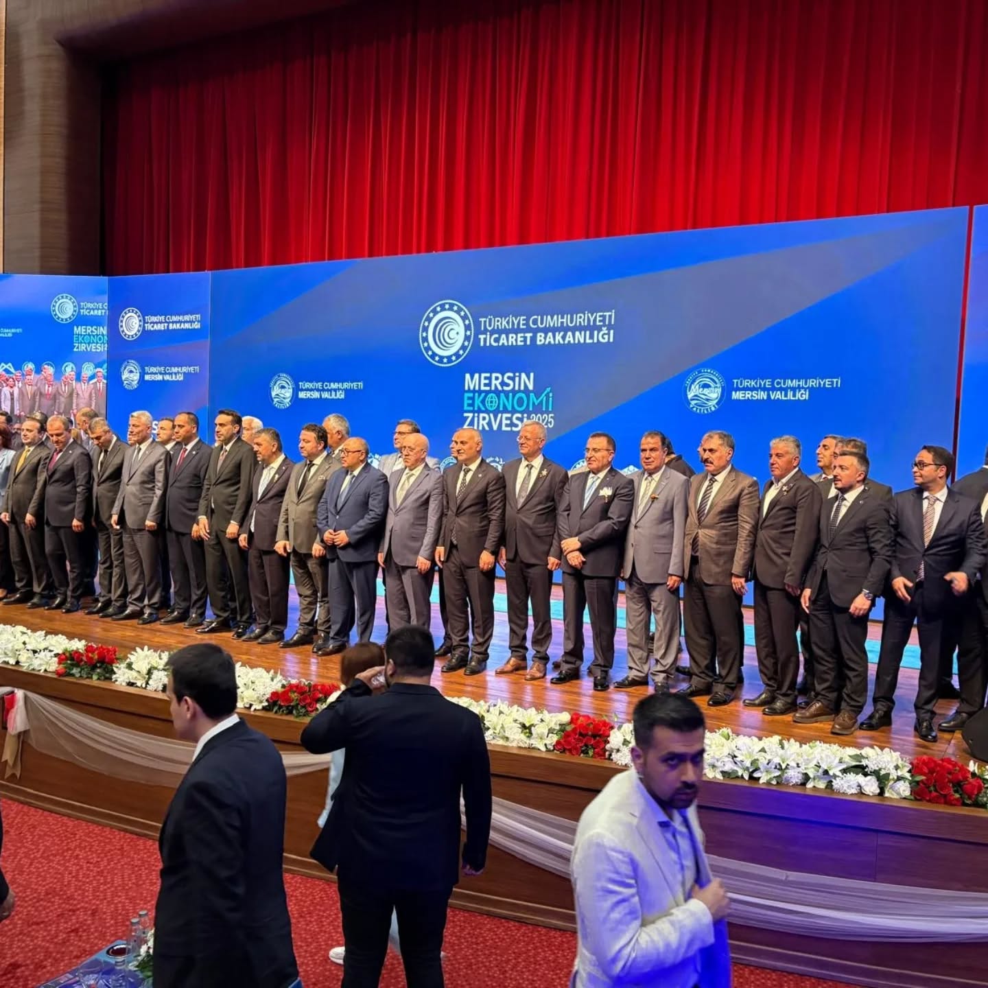 Mersin Ekonomi Zirvesi 2025 bugün yoğun bir katılımla gerçekleşti. Başkanımız Hasan Hüseyin İpek, Onursal Başkanımız Coşkun Doğmuş, başkan yardımcımız Hatice İğde, Genel Sekreterimiz Serdar Helvacı, yönetim kurulu üyelerimiz Sabit Ahmetler ve Emin Gökalp Öz'ün katılımlarıyla gerçekleşen etkinlikte yapılan konuşmaların ardından Ticaret Bakanımız Prof. Dr. Ömer BOLAT standımızı ziyaret etti. Başkanımız Hasan Hüseyin İpek, Kümelenmiş Organize Sanayi Bölgeleri ve Çukurova Bölgesel Fuar Alanı Önerisi adlı kitapçıklar ile yine derneğimiz tarafından hazırlanan Atatürk'ün Mersin Ziyaretleri kitabını Bakanımıza takdim etti. Koordinatörlüğünde Yönetim Kurulu Başkan Yardımcımız Kemal Kaçmaz'ın ve organizasyonunda Yönetim Kurulu üyemiz Didem Yapar Pektaş'ın büyük emekleri olan etkinlikte bilim kurulu üyemiz Prof. Dr. İlhan Ege'de yer aldı.