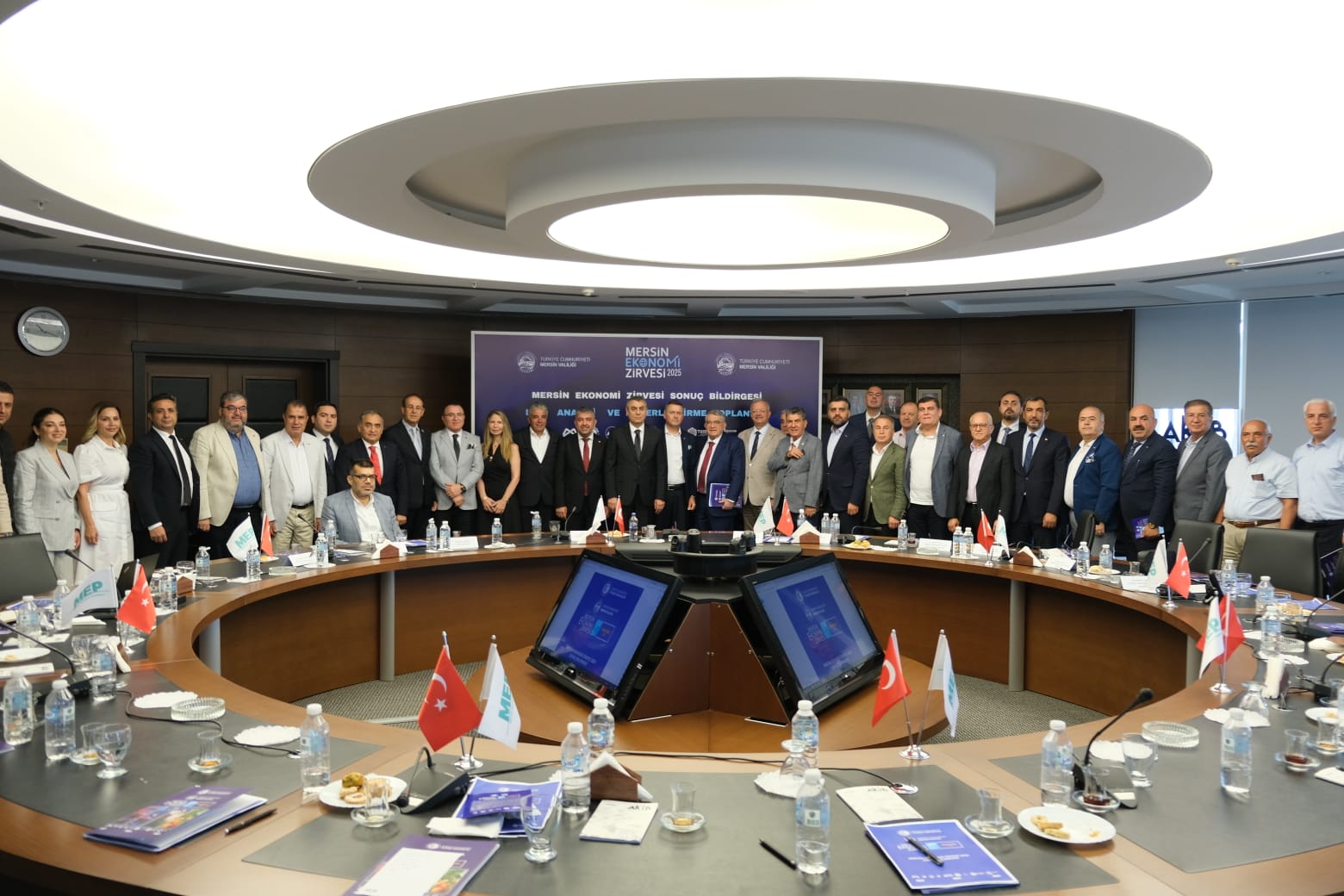 Mersin Valimiz Sn. Atilla Toros başkanlığında gerçekleşen Mersin Ekonomi Zirvesi Sonuç Bildirgesi konulu kapanış toplantısına Oda başkanları, Mersin Ekonomi Platformu üyesi kuruluşların başkanları ile derneğimizi temsilen başkanımız Hasan Hüseyin İpek katılım sağlamıştır.