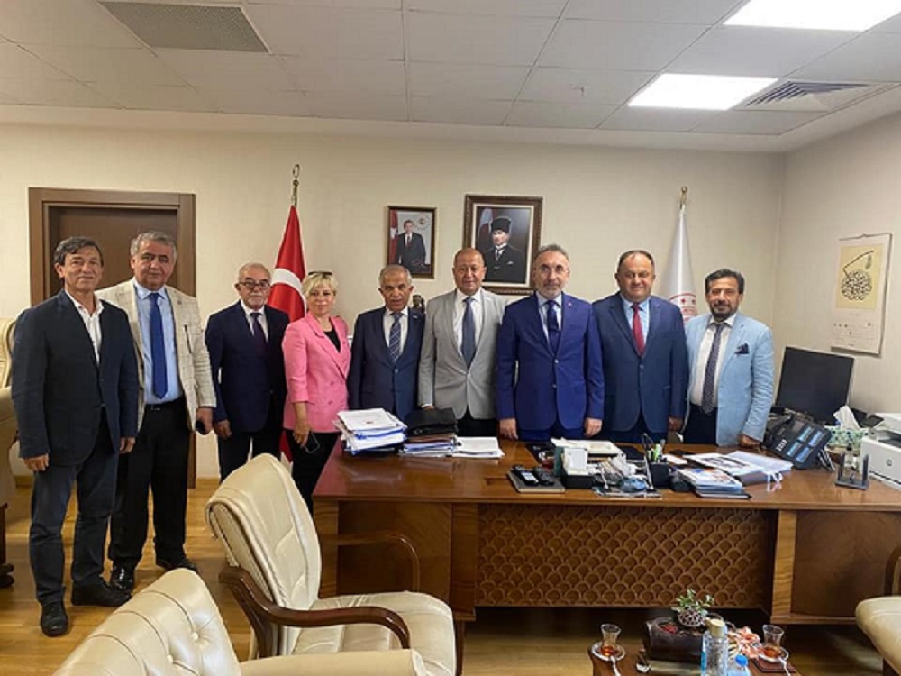 Derneğimiz Yönetim ve Yüksek İstişare Kurulu üyeleri, OSB Genel Müdürü Sayın Fatih Turan'ı Ankara'da makamında ziyaret ettiler. Başkanımız, üzerinde uzun zamandır çalışılan proje konusunda bilgilendirmede bulundu.