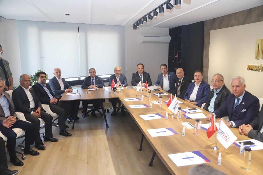 Derneğimiz Yönetim ve Yüksek İstişare Kurulu üyeleri, OSB Genel Müdürü Sayın Fatih Turan'ı Ankara'da makamında ziyaret ettiler. Başkanımız, üzerinde uzun zamandır çalışılan proje konusunda bilgilendirmede bulundu.