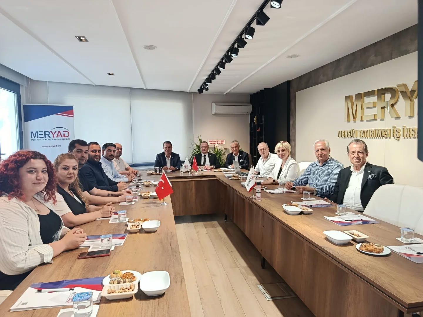 Mersin Ekonomi Zirvesi-2025 Basın Toplantısı, Mersin Valimiz Sayın Atilla Toros'un başkanlığında Suphi Öner Öğretmenevi'nde gerçekleştirildi. Mersin Ekonomi Platformu'na bağlı dernek başkanlarının katılımıyla gerçekleşen toplantıda derneğimizi başkanımız Hasan Hüseyin İpek temsil etti.