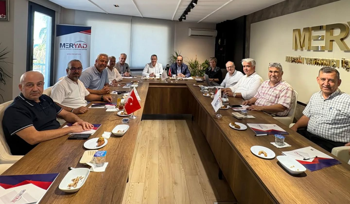 Ak Parti Mersin Milletvekilimiz Sn. Ali KIRATLI, derneğimizi ziyaret ettiler. Yeni başkan ve yönetim kurulu üyelerimize hayırlı olsun dileklerinde bulunan KIRATLI, üyelerimizin sorularını yanıtlarken, şehrimizde yapılan yatırımlar ve devam eden projeler hakkında bilgiler verdi. Başkanımız Hasan Hüseyin İPEK ise ziyaretten duyduğu memnuniyeti dile getirdi.